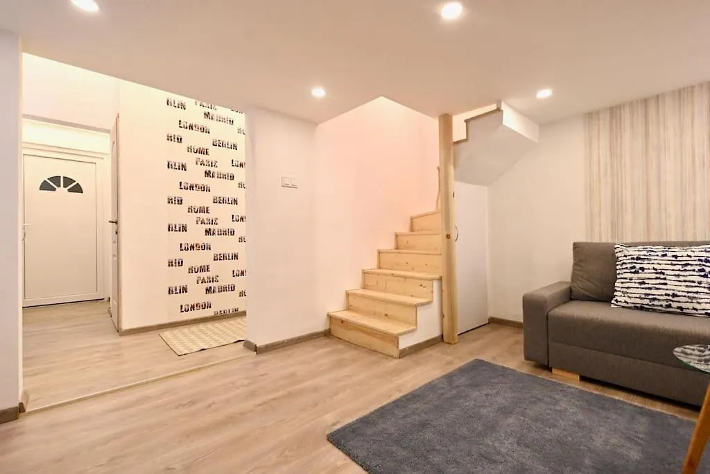 Cute Gallery Flat In Kiraly Street Budapest